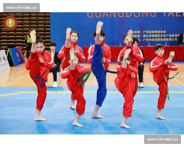 激烈跆拳道赛场上青年选手全力对决展现速度力量与激情瞬间精彩画